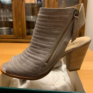 Never worn Paul Green sexy zip shoes!